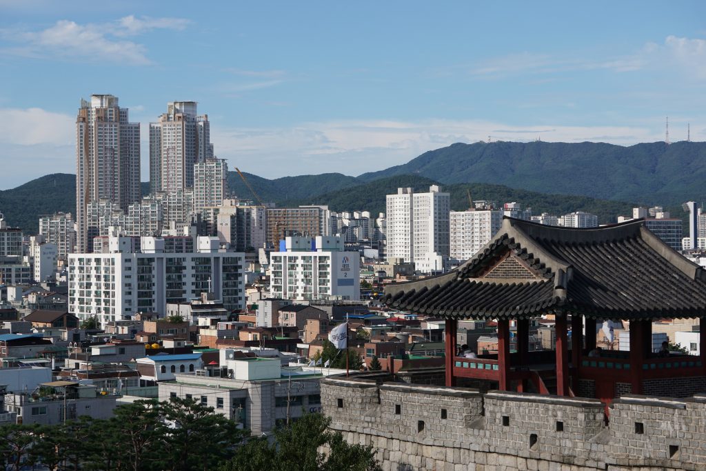 Pavillon traditionnel coréen devant la ville de Suwon