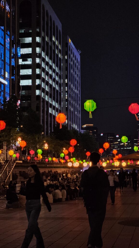 Cheonggyecheon de nuit avec les lanternes allumées