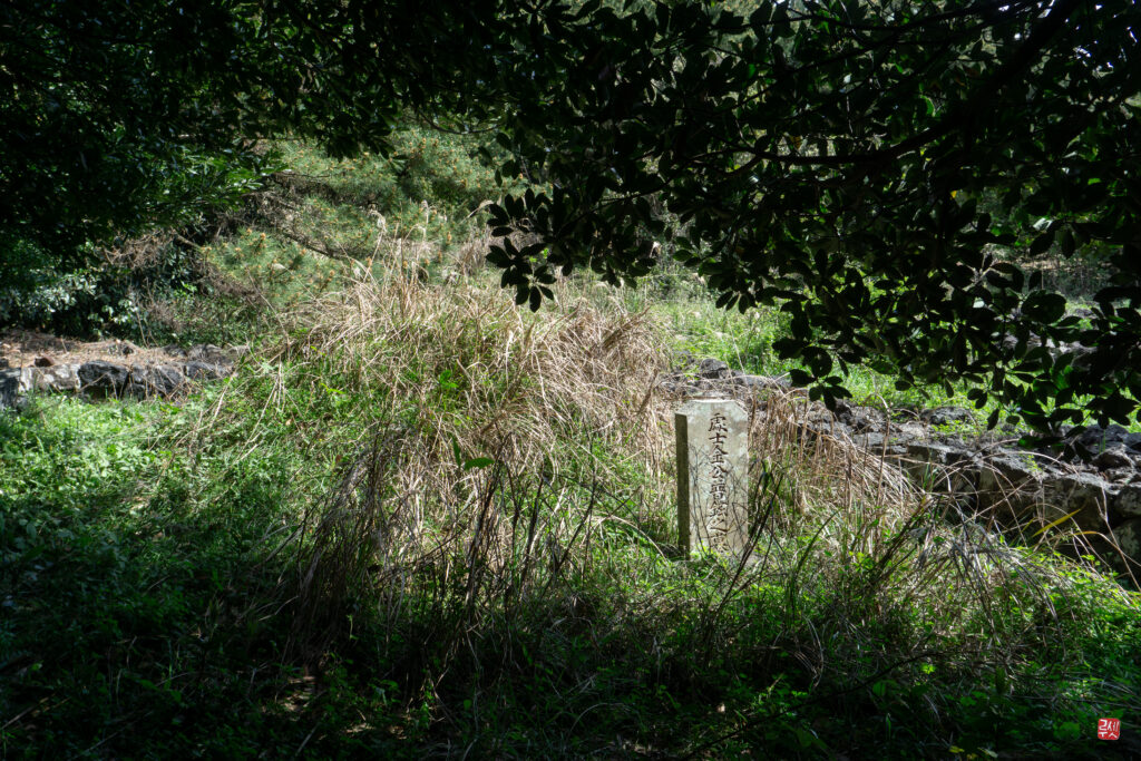 Tombe laissé à l'abandon sur l'île de Jeju