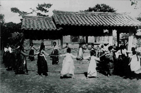 Photo ancienne de jeunes coréennes dansant ganggangsullae