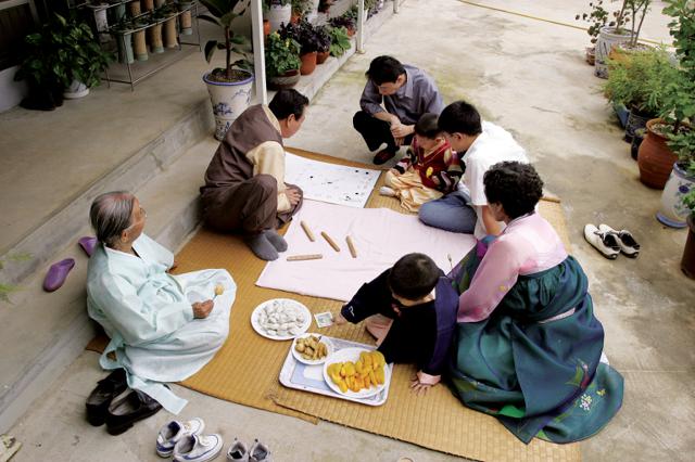 Famille jouant à des jeux traditionnels coréens pendant Chuseok