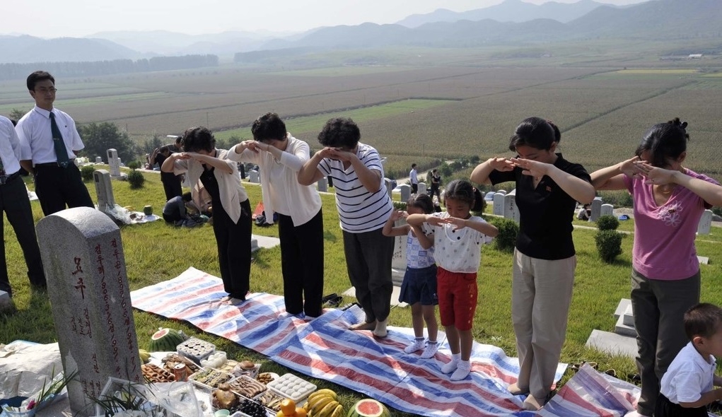 Nord-coréens pratiquant Seongmyo à Pyeongyang